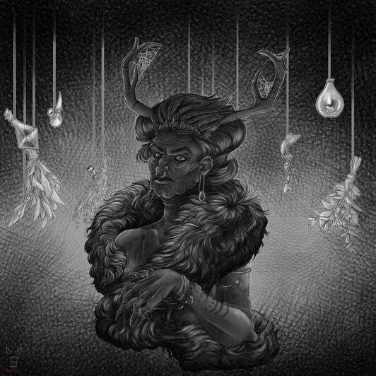 Das Bild ist komplett in schwarz-weiß und zeigt eine alte Frau, welche Fell und einen Kopfschmuck aus Geweih und Federn trägt. Um sie herum hängen Alchemie-Zutaten an Fäden von der Decke.